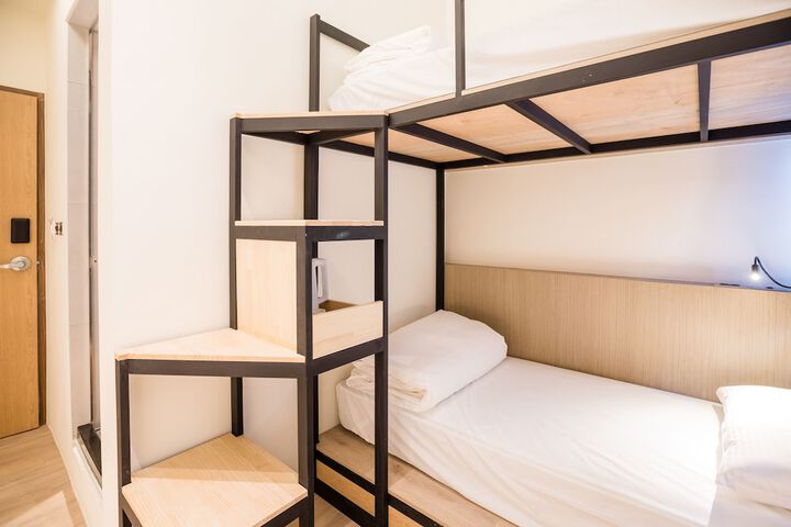 Room 10 of 34