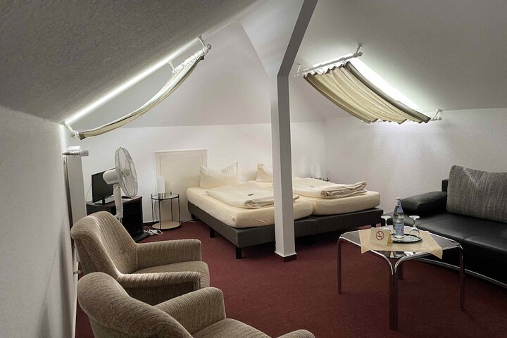 Room 7 of 90