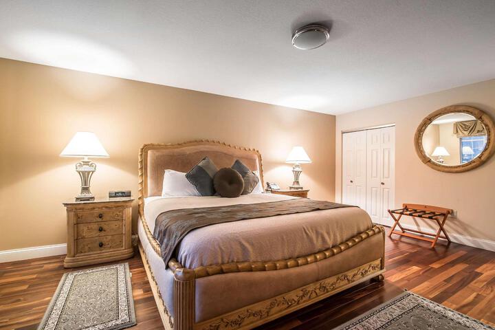 1 King Bed (22 of 30)