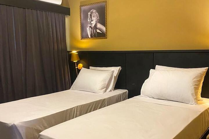 Room 13 of 30