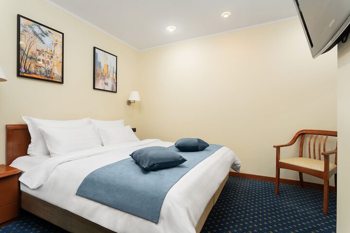 Room 3 of 28