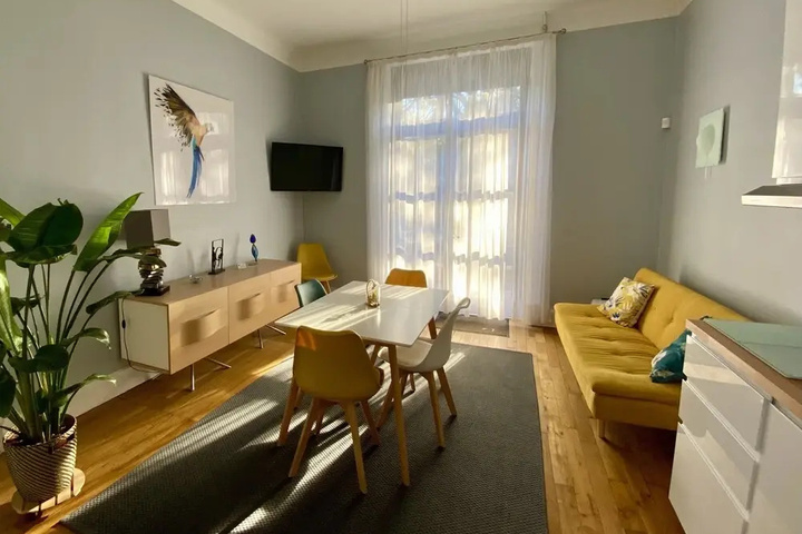 Room 4 of 18