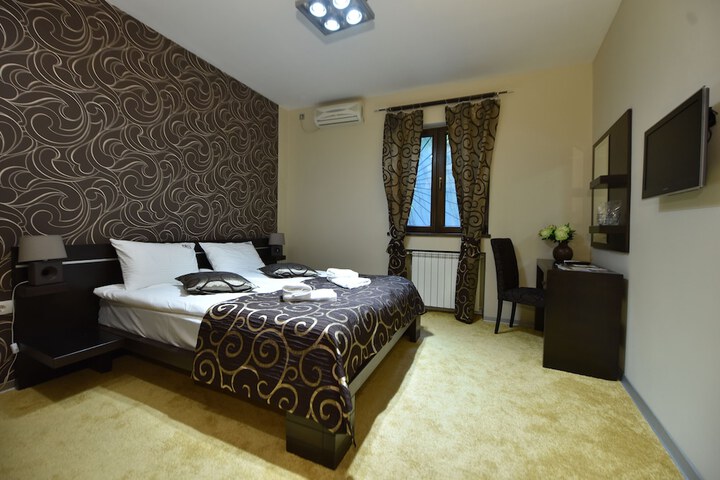 Room 11 of 27