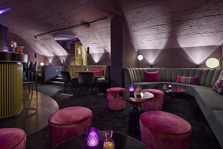 Lounge 50 of 63