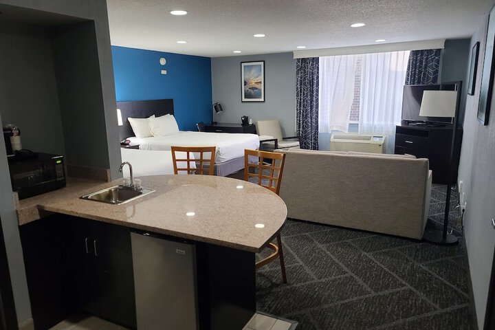 2 Queen Beds Executive Room Living Room Wet Bar Microwave and Refrigerator Bath and Shower Full Breakfast (3 of 34)