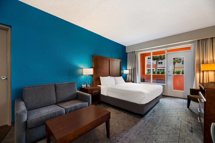 1 King Bed Balcony Microwave and Refrigerator WiFi Full Breakfast (13 of 19)