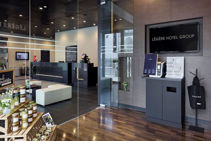 Lobby lounge