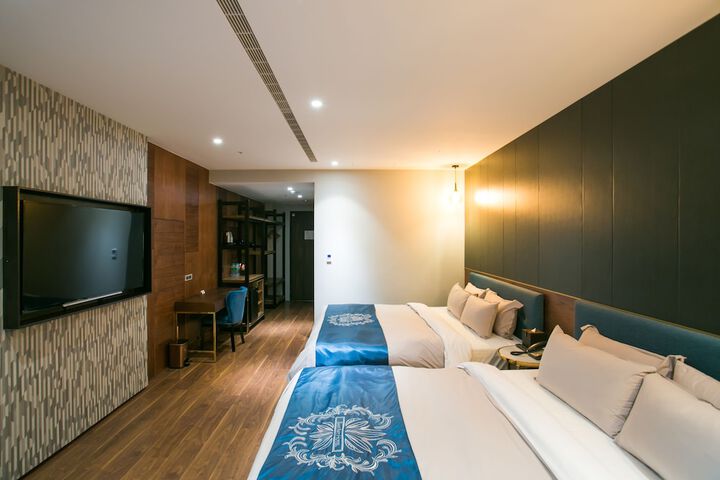 Room 9 of 38