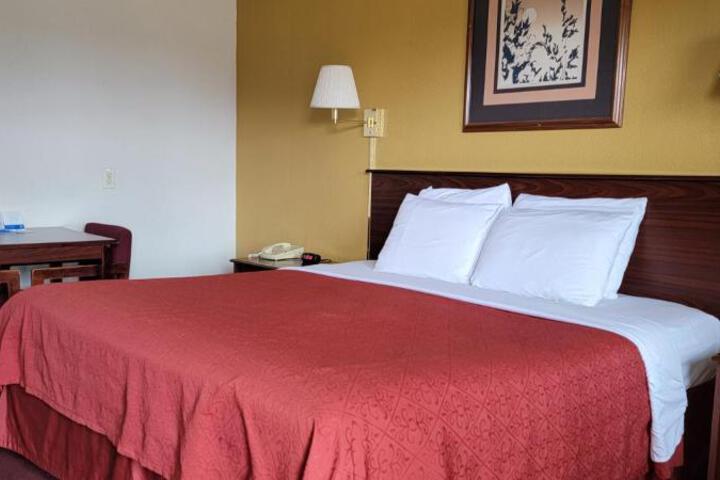 1 King Bed (5 of 7)