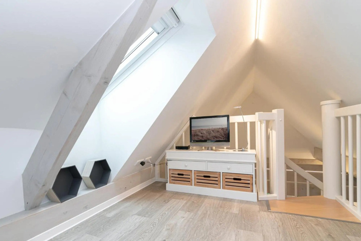 Room 6 of 18