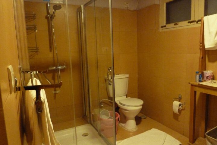 Room 9 of 37