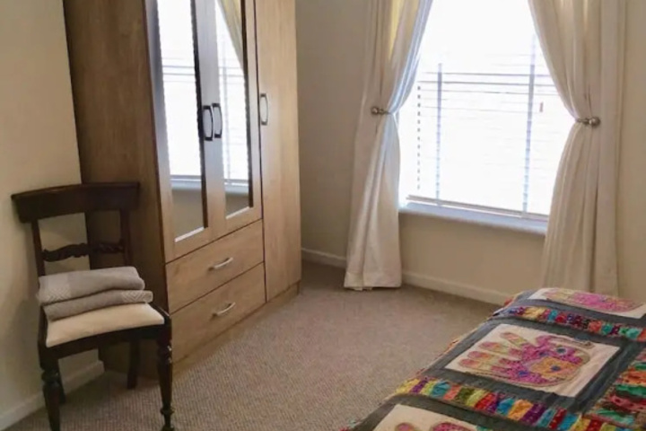Room 4 of 8
