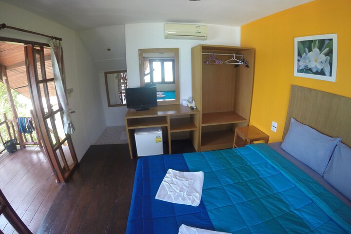 Room 3 of 82