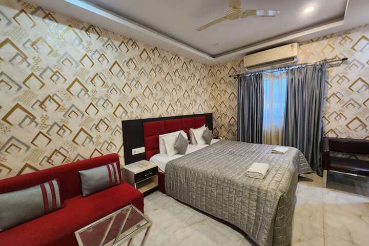 Room 13 of 30