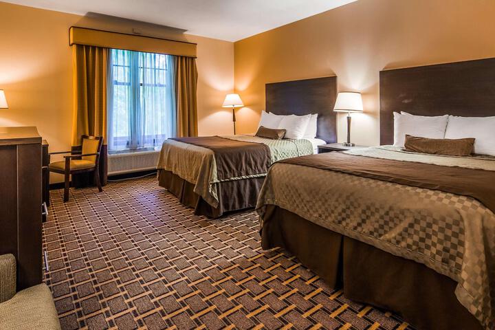 2 Queen Beds (9 of 14)