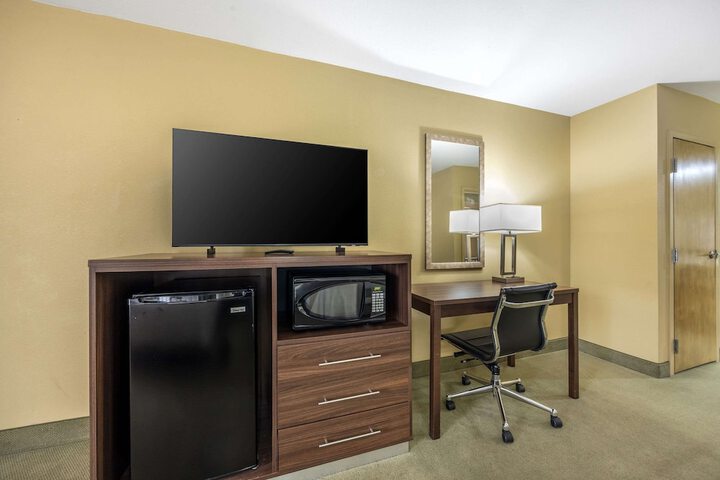 2 Queen Beds (6 of 10)