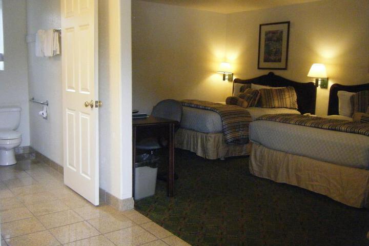 2 Queen Beds (16 of 17)