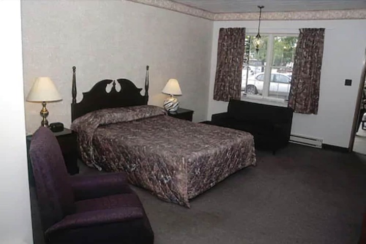 Room 5 of 16