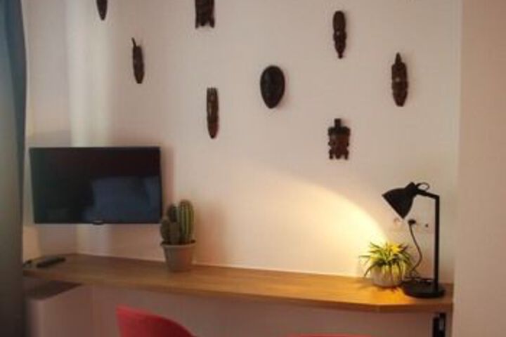 Lounge 20 of 26