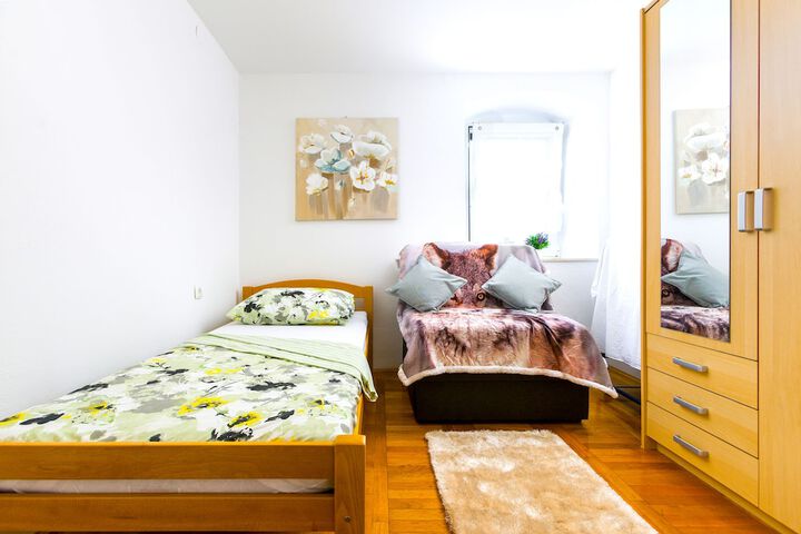 Room 6 of 180