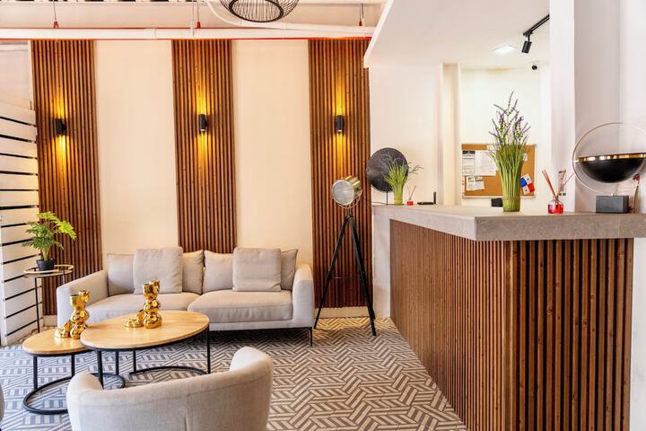Lounge 36 of 46