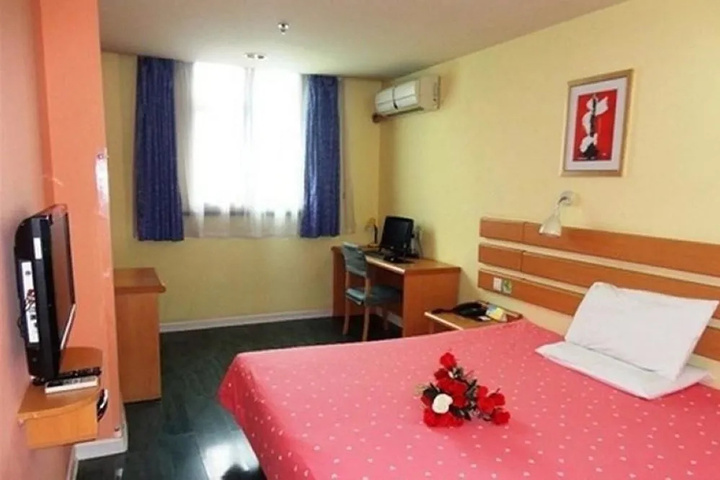 Room 6 of 13