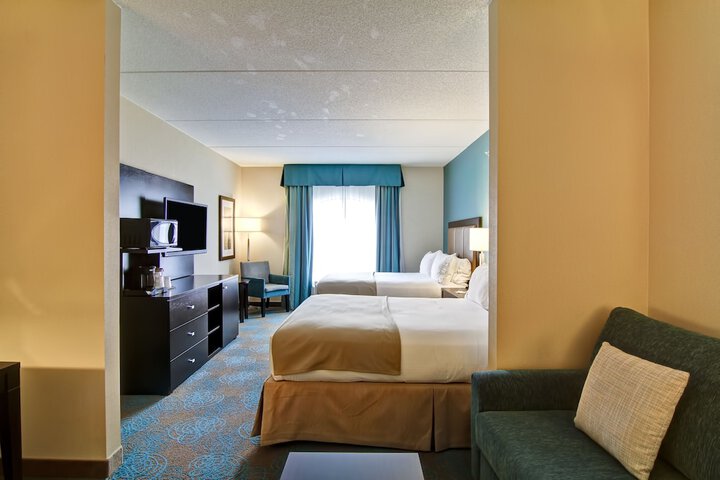 2 Queen Beds (12 of 21)