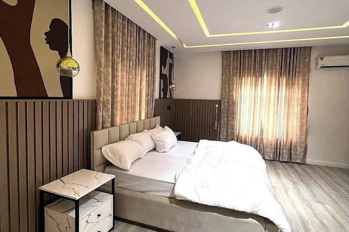 Room 8 of 33