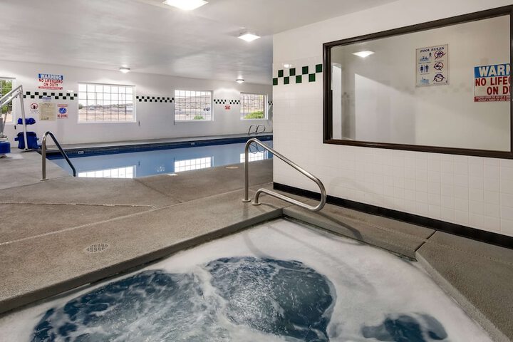 Hotel Pool