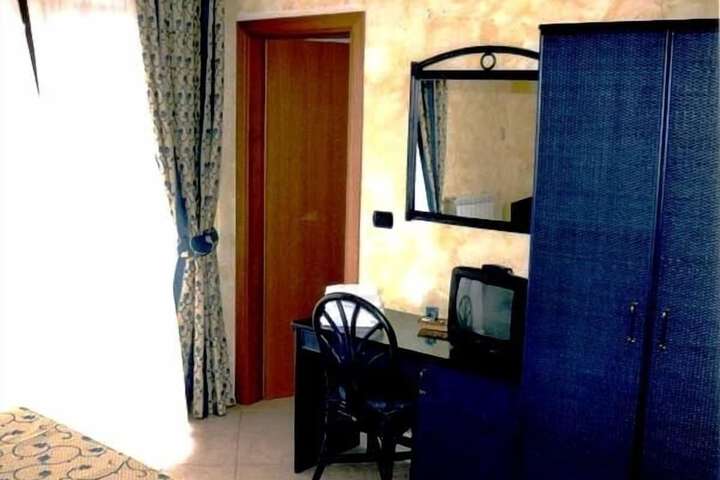 Room 32 of 66