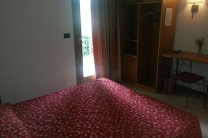 Room 8 of 13