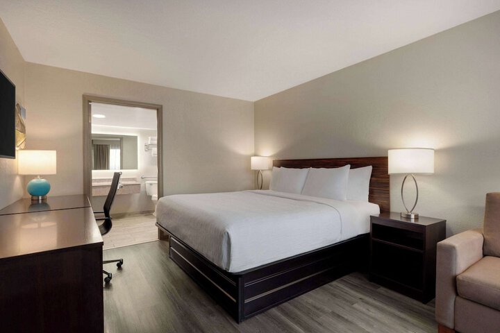1 King Bed (18 of 19)