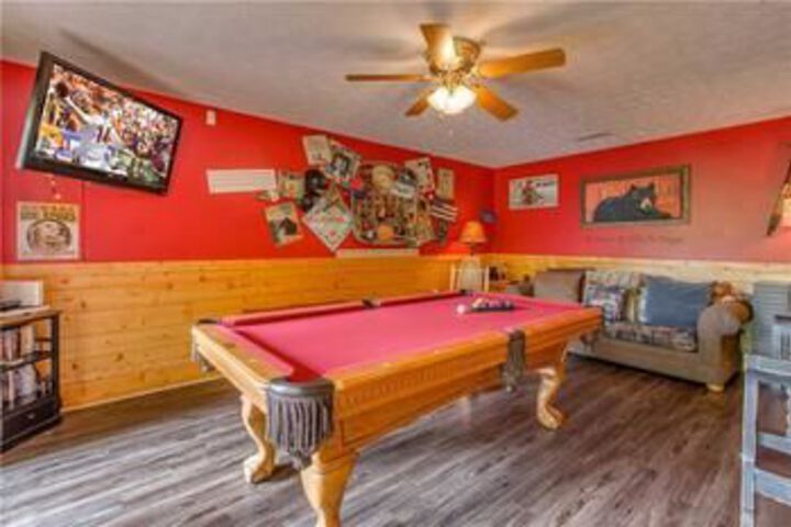 Americana 2 Bedroom Home with Hot Tub