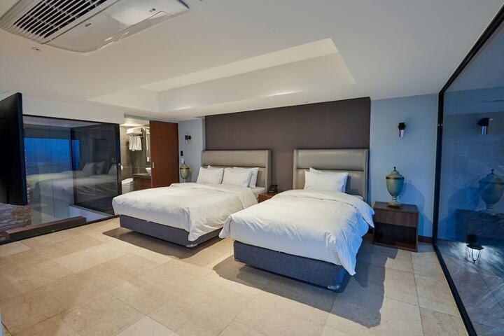 Room 13 of 35