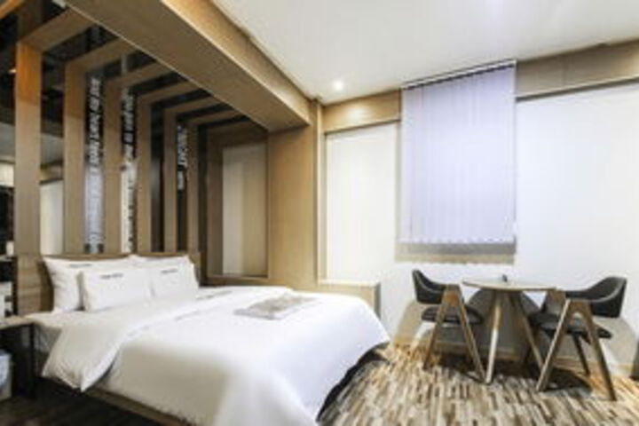 Room 8 of 30