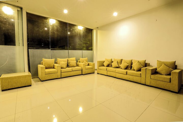 Lounge 22 of 25