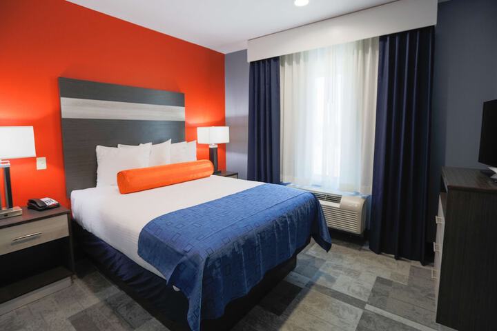 1 King Bed Pillowtop Bed 40 Inch LCD TV, Microwave and Refrigerator Full Breakfast (4 of 18)