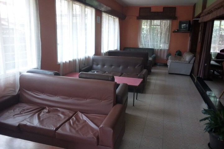 Lounge 15 of 22