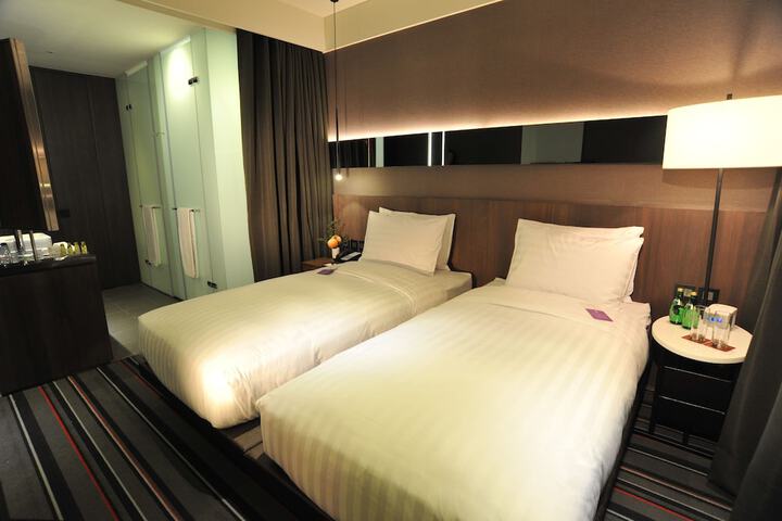 Room 16 of 108