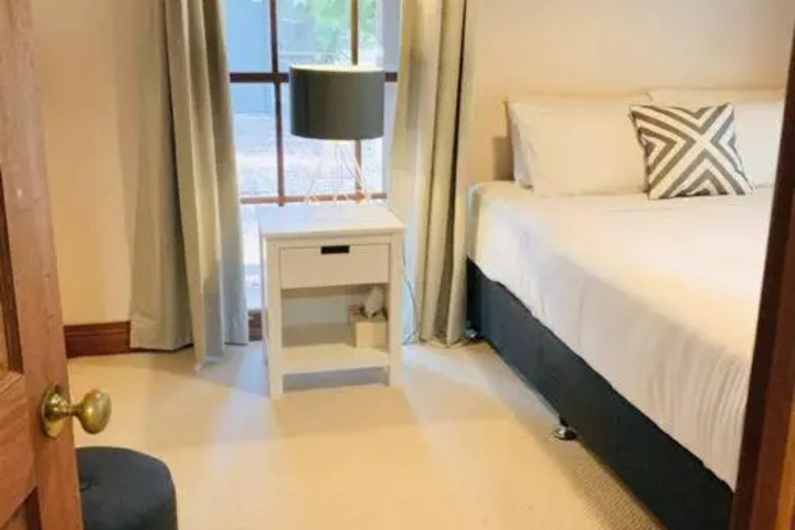 Room 4 of 11