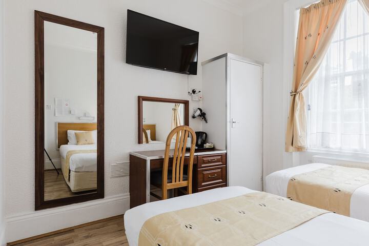 Room 35 of 107