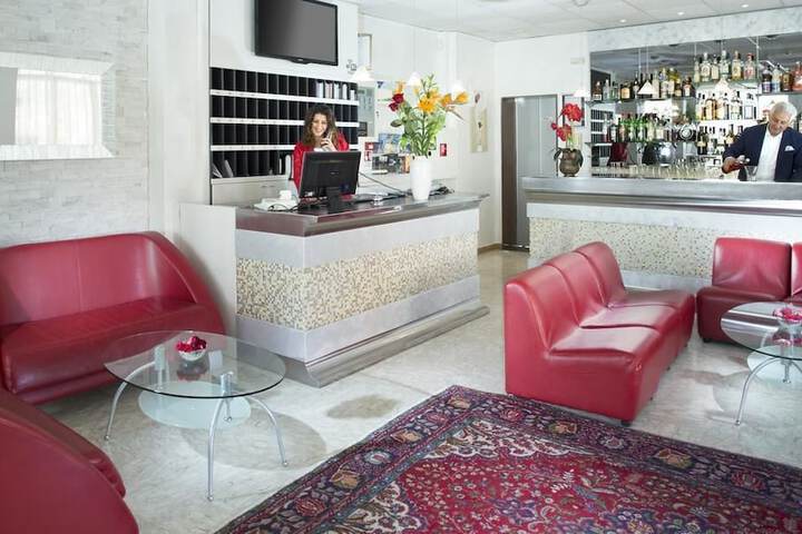 Lounge 30 of 38
