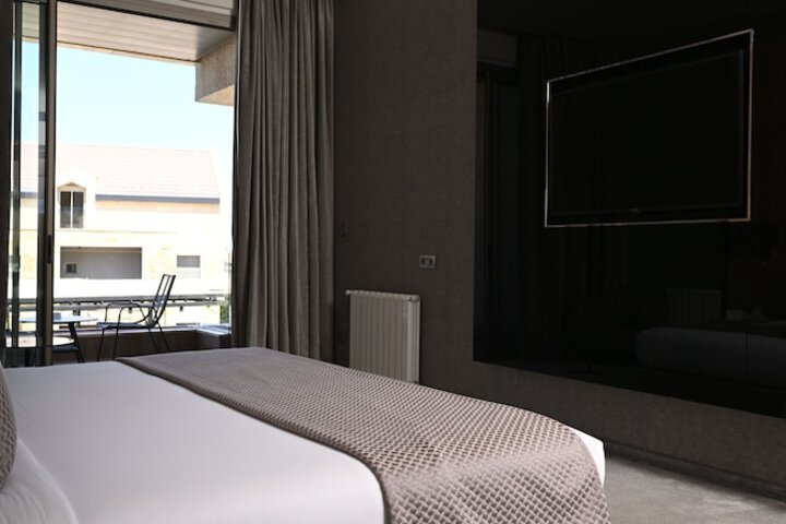 Room 33 of 76