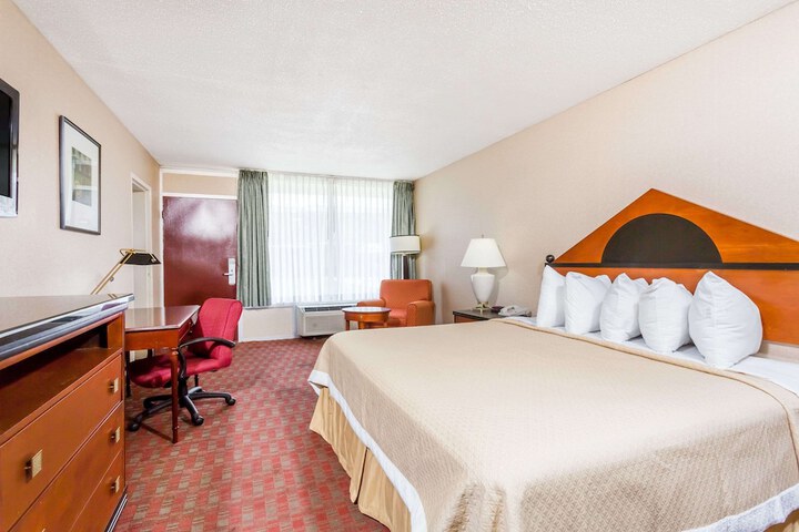 1 King Bed Mobility Hearing Accessible Room Roll in Shower (4 of 17)
