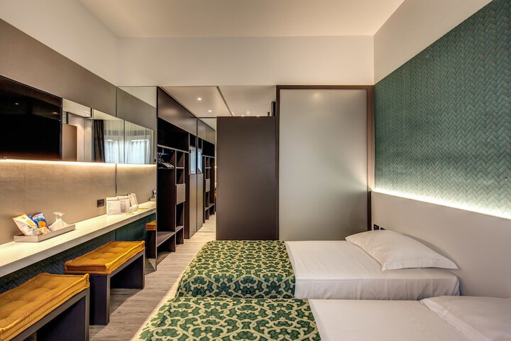 Room 8 of 32