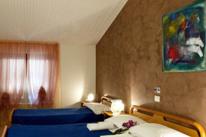 Room 11 of 30