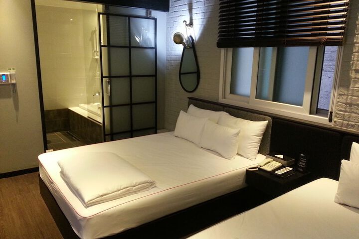 Room 10 of 35
