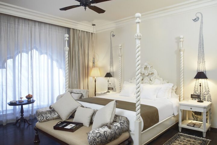 Room 4 of 128
