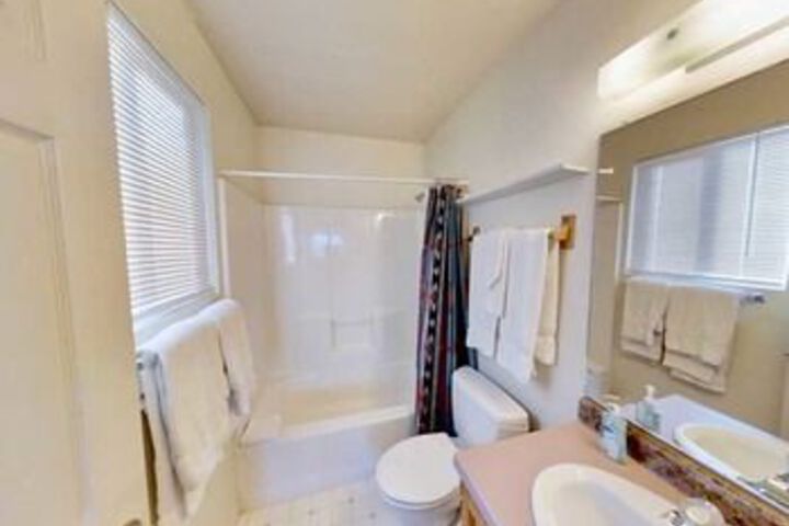 Room 4 of 61