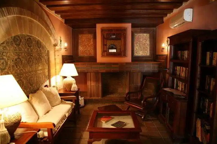 Room 6 of 8